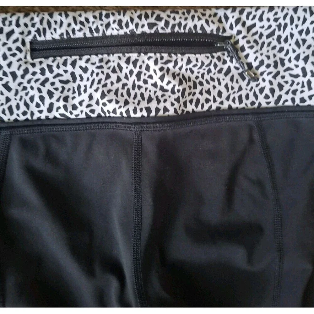 Lululemon Patterned Capri Leggings Size 8 Women's  Black White  Activewear